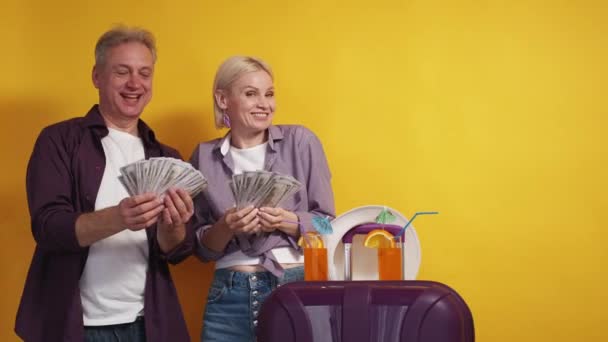 Budget Vacances Couple Riche Joie Célébration Homme Femme Heureux Âge — Video