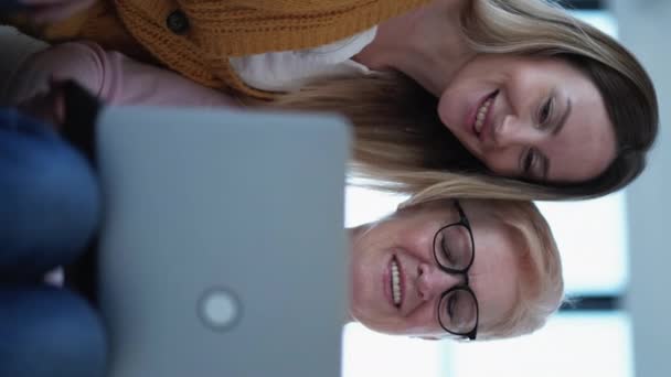 Вертикальное Видео Виртуальная Встреча Счастливая Семья Цифровая Технология Позитивные Дочь — стоковое видео