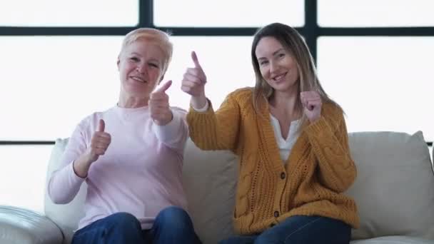 Família Feliz Mulheres Excitadas Emoção Positiva Joyful Mãe Filha Divertindo — Vídeo de Stock