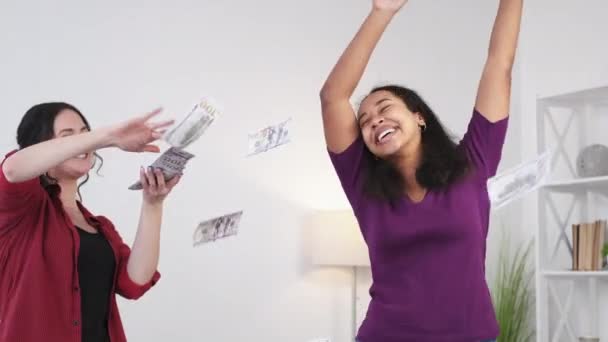 Geld Opwinding Rijke Vrouwen Terugverdientijd Gelukkige Vrouwelijke Vrienden Dansen Weggooien — Stockvideo