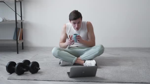 Interesant Video Curios Acasă Fitness Tip Casual Fericit Care Caută — Videoclip de stoc
