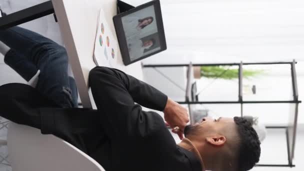 Pessoas Verticais Treinamento Empresarial Reunião Online Elegante Homem Feliz Ter — Vídeo de Stock