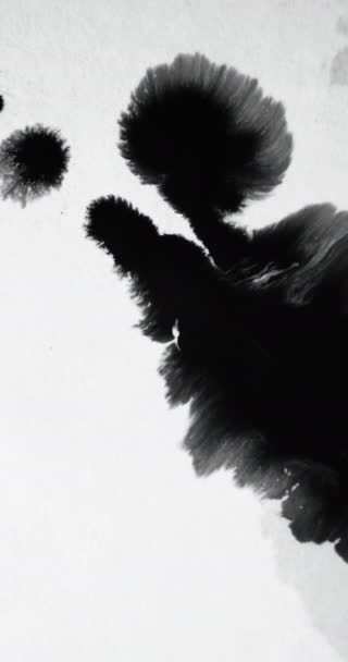垂直ビデオ インクの水スプラッシュ 遷移を示す グランジオーバーレイ 白いざらざらした紙の質感に自由な空間を広げる黒い染料汚れ抽象的な背景 — ストック動画