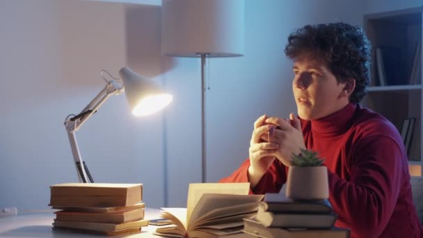 Kształcenie Odległość Zamyślony Człowiek Przerwa Kawę Casual Dreamful Facet Siedzi — Wideo stockowe