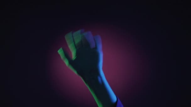 Abschiedsgeste Körpersprache Grußwort Weibliche Hand Wedelt Auf Neonhellem Dunkelschwarz Lila — Stockvideo