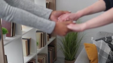 Kadın desteği için. Samimi bir kadın. Memnun oldum. Güzel, gülümseyen kadınlar el ele tutuşup aydınlık odada kucaklaşıyorlar..