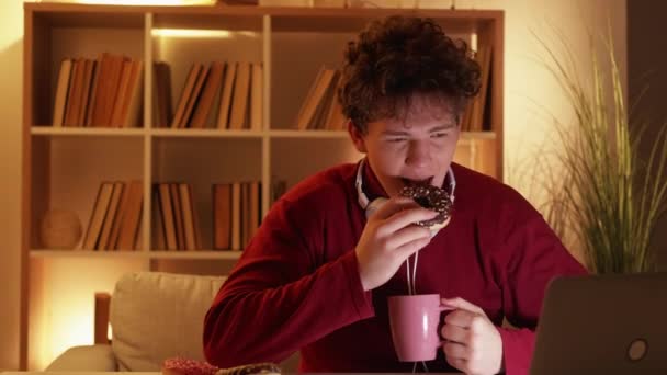 Здорова Їжа Задоволений Чоловік Домашній Фільм Щасливий Випадковий Хлопець Їсть — стокове відео