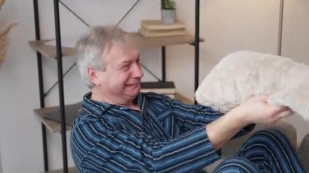Bătrân Deprimat Emoţie Copleşitoare Situaţie Stresată Disperat Bătrân Bărbat Pijamale — Videoclip de stoc
