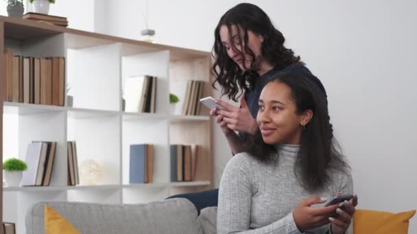 Шоковані Новини Виразні Жінки Мобільний Язок Здивовані Двоє Друзів Обговорюють — стокове відео