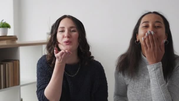 Beijos Aéreos Mulheres Excitadas Mensagem Positiva Amigos Femininos Felizes Enviando — Vídeo de Stock