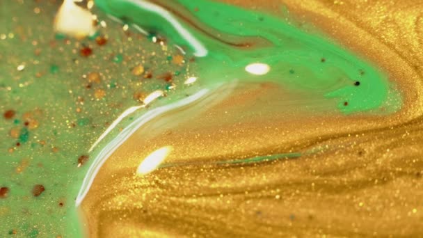 色を混ぜる 流体魔法だ 創造的な絵画 液体塗料の黄金の流れが浮遊し マクロ撮影で輝く光緑と一緒に混合 — ストック動画