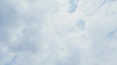 Bulutlu gökyüzü güzeli. Hava görüntüsü. Sınırsız atmosfer. Cennette uçan tüylü bulutlar ozon buharı gibi dönüyorlar..