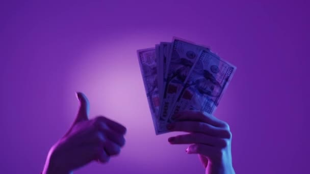 Sucesso Monetário Rico Gesto Positivo Mão Feminina Mostrando Pilha Dólares — Vídeo de Stock