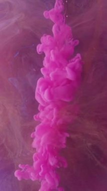 Dikey video. Mürekkepli su sıçraması. Renk sıvısı damlası. Sıvı boya dokusu. Parlak buhar bulutu soyut arkaplan üzerinde Magenta pembe boya karışımı akış hareketi.