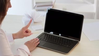 Webinar işi. Çevrimiçi toplantı. Dijital sunum. Koç kadın boş dizüstü bilgisayarda birden üçe kadar sayıyor..