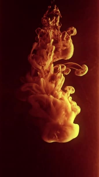 垂直录像 墨水水滴 液体飞溅 标志显示效果 深雾云彩抽象背景下橙色金色油漆的流动 — 图库视频影像