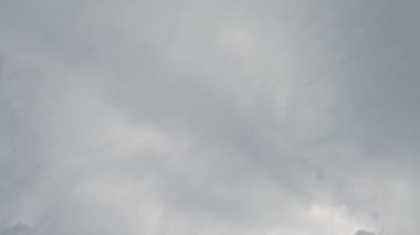 Bulutlu gökyüzü. Karanlık bir gün. Kasvetli bir mizaç. Cennette hızla uçan gri kabarık bulutların puslu görüntüsü.