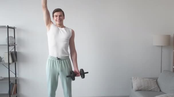 Щасливий Спорт Тренувальна Людина Домашній Пауерліфтинг Захоплений Хлопець Випадковому Вигляді — стокове відео