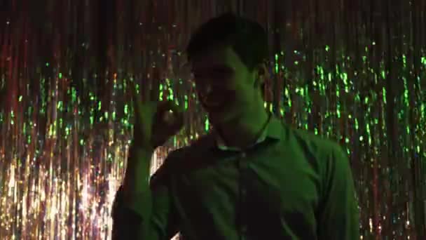 Buli Volt Elégedett Ember Neon Fénykép Izgalmas Alkalmi Srác Mutatja — Stock videók