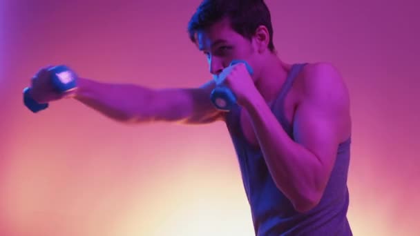라이트 초상화 집중력의 남자노란 보라색 배경느린 움직임에 과싸우는 — 비디오