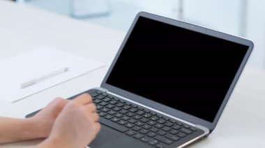 Boş ekran. İnternet konferansı. Şirket telgrafı. Dijital ofiste çalışan tanınmayan bir kadının elleri dizüstü bilgisayarda fotokopi siyah ekranı var. Uzun video çekimi.
