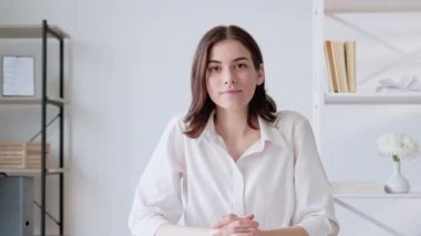 İş promosyonu. Sanal arama. Mesafe kutlaması. İlerleme selamlaması. Memnun iş kadını modern ofis içini alkışlıyor..