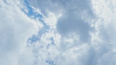Bulutlu gökyüzü. Sınırsız özgürlük. Hayali bir atmosfer. Açık mavi gökyüzü, beyaz kabarık bulutlar hızlı hareket etrafında dönüyor..