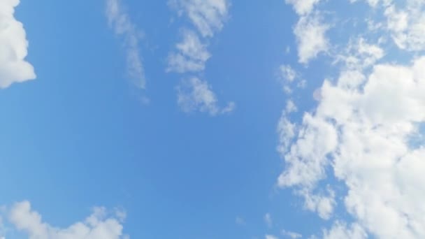 美丽的天空空中风景 心神不宁清澈的蓝天 洁白蓬松的云彩飞散而去 — 图库视频影像