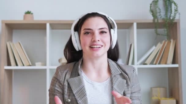 온라인 배우는 헤드폰을 교실에서 연설하는 비디오 — 비디오