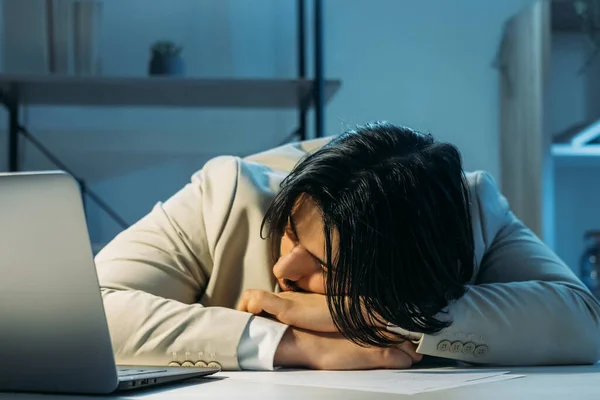Προθεσμία Εργασίας Κοιμώμενος Σκληρή Εκπαίδευση Γραφείο Τύπος Αποκοιμιέται Ξαπλωμένος Στο — Φωτογραφία Αρχείου