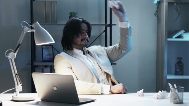 Tembel Erkek Tembellik Lgisiz Proje Ofiste Rahat Şık Bir Adam — Stok video