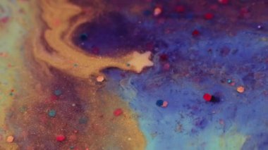 Akışkan sanat. Yaratıcı süreç. Soyut resim. Mavi ve şeftali rengi altın renginde parıldayan sıvı boya makroda yüzer ve ağır çekimde çeker..