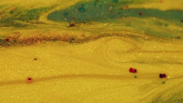 流线型魔法创意艺术 绘画过程 金色和绿色闪烁着液体的油漆 在宏观拍摄中漂浮着五彩斑斓的珠光 — 图库视频影像