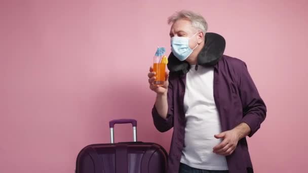 Frohe Feiertage Positiver Mensch Pandemiebeschränkung Lustige Männer Mittleren Alters Werfen — Stockvideo