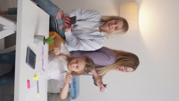Κάθετο Βίντεο Οικογενειακή Σχέση Ψηφιακός Εθισμός Γυναικεία Γενιά Ευτυχισμένο Κορίτσι — Αρχείο Βίντεο