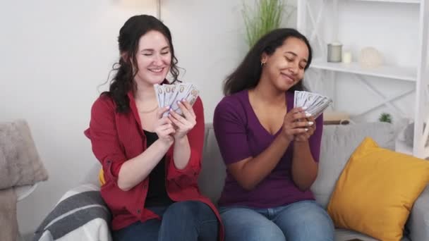 Disfrutando Del Dinero Mujeres Emocionadas Ganó Lotería Sonrientes Amigas Soñadoras — Vídeo de stock