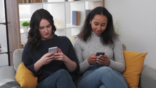 Online Kommunikation Freundinnen Freizeit Hause Entspannt Diskutieren Zwei Frauen Über — Stockvideo
