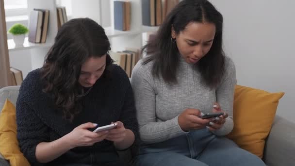 Schockierende Nachrichten Ausdrucksstarke Frauen Mobile Information Überrascht Zwei Damen Die — Stockvideo