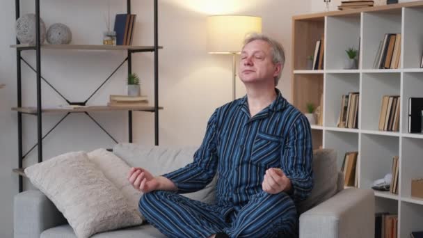 Meditasyonu Yaşlanmış Bir Adam Stres Atmak Sakin Pijamalı Yaşlı Bir — Stok video