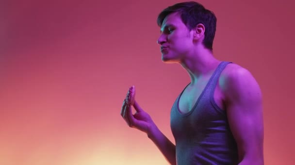 Brennende Kalorier Hurtigmatavhengighet Neon Light Mann Sterk Lykkelig Fyr Som – stockvideo