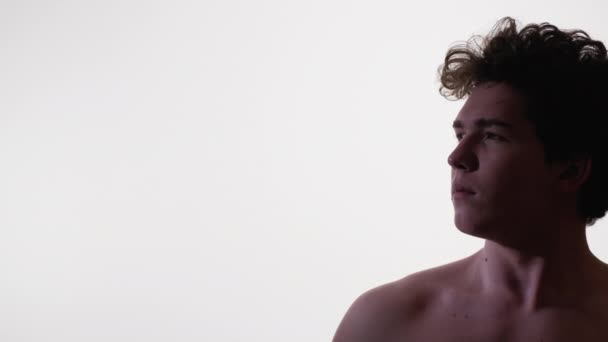 Confiança Masculina Homem Inspirado Retrato Silhueta Positivo Ombro Cara Encaracolado — Vídeo de Stock