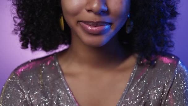 Moda Festa Uma Mulher Feliz Retrato Luz Néon Irreconhecível Bonito — Vídeo de Stock