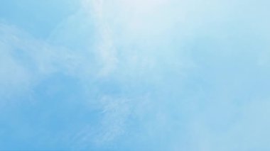 Gökyüzü güzeli. İlham rüyası. Meditasyon rahatla. Hareket görünümünde uçan açık mavi bulutlu yücelik.