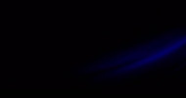 Bulanık neon ışınları. Renkli parlak arkaplan. Odaklanmamış pembe mor turuncu gökkuşağı ışığı koyu siyah soyut fotokopi uzayı üzerinde yanıp sönüyor. RED Sinema Kamerasında Çekim.