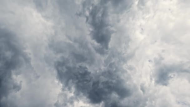 梦幻般的天空自由想象 空中风景 浓密的白色和灰色雨绵绵的云朵旋转着 快速地飞行着 — 图库视频影像