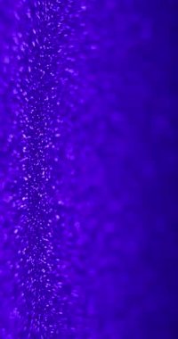 Dikey video. Bokeh parıldıyor. Göstermelik arka plan. Odaklanmamış neon mavisi yanıp sönen kırmızı yanıp sönen ışık parçacıkları soyut kopya uzay dokusu. RED Sinema Kamerasında Çekim.