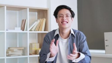 Zafer kutlaması. Çevrimiçi çağrı. Başarı tebriği. İçişleri Bakanlığı 'nda el çırpmayı destekleyen gururlu CEO' dan etkilendim..