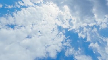 Gün ışığı gökyüzü. Sınırsız atmosfer. Hava görüntüsü. Açık mavi güneşli cennet, beyaz kabarık bulutlar hızlı hareket etrafında dönüyor..