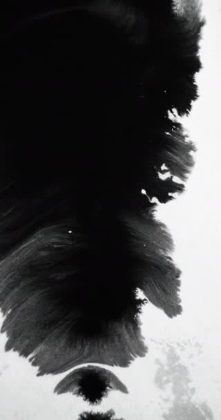垂直录像 涂上水渍 黑色墨水洒了 过渡覆盖 流体力学在白色砂砾抽象自由空间背景上的运动 — 图库视频影像