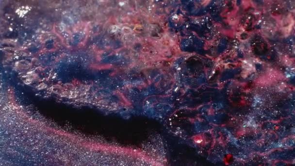 Parıldayan Sıvı Görüntü Kıvılcımlar Saçar Parlak Sıvı Eriyen Şeffaf Buz — Stok video